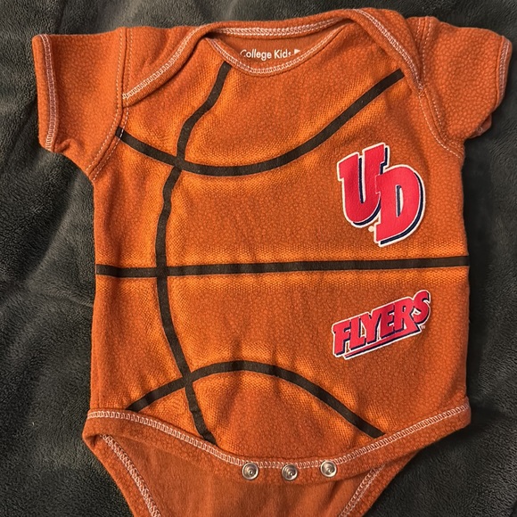 University of Dayton Flyers Basketball Onesie 0-3 M College Kids - Picture 3 of 4